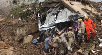 Bolsonaro sobrevoa Petrópolis e anuncia liberação de R$ 500 milhões para enfrentamento da tragédia